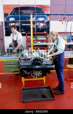 Lehrlinge bei Porsche in Stuttgart, Deutschland, arbeiten am Auto Motor (Carrera) Stockfoto