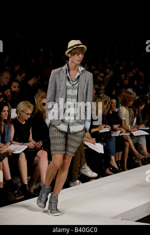 Marc Jacobs präsentiert seine Marc by Marc Jacobs Frühjahr & Sommer 2009 Herren und Damen-Kollektion. Stockfoto