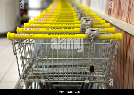 Reihe von Trolleys. Eine schöne Fokus irgendwo in der Mitte, so dass der Hintergrund leicht unscharf. Stockfoto