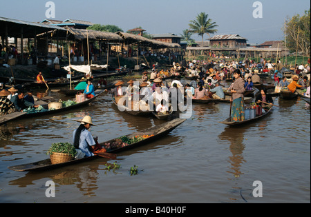 Die Ywama schwimmenden Markt in der Morgendämmerung am Inle-See in Myanmar. Stockfoto