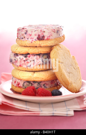 Cookie und Beeren-Eiscreme-Sandwichs Stockfoto