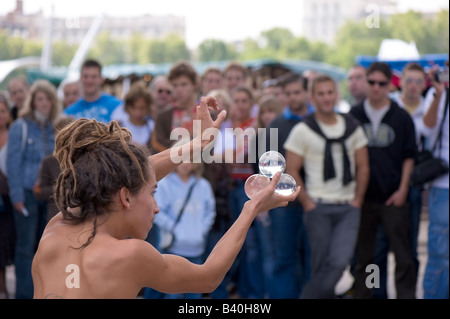 Straßenkünstler unterhält Touristen und Passanten während Thames Festival Southbank London Vereinigtes Königreich Stockfoto