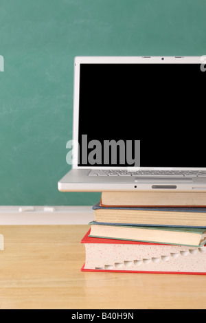 Schule Bildung Stillleben mit Laptop auf Stapel von Büchern Stockfoto