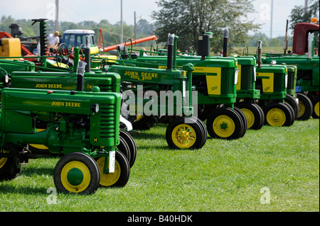 Muster der alten John Deer Traktoren auf dem Display bei historischen Bauernhof Demonstration Michigan Stockfoto