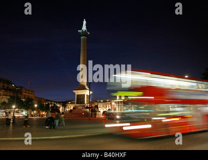 Trafalgar Square in der Nacht London England UK Stockfoto