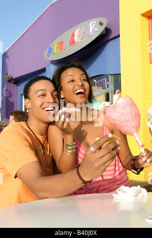 Paar teilen eine Spule von Zuckerwatte Stockfoto