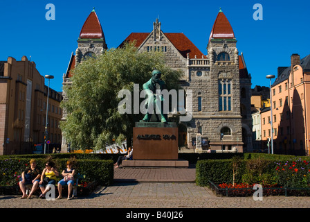 Statue des Schriftstellers Aleksis Kivi vor Nationaltheater in Helsinki Finnland Europa Stockfoto