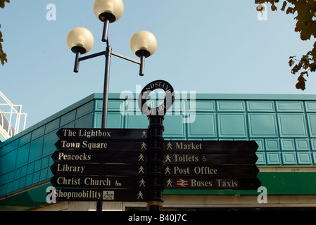UK England Surrey Woking Bandstand Square Zeichen erstellen Stockfoto