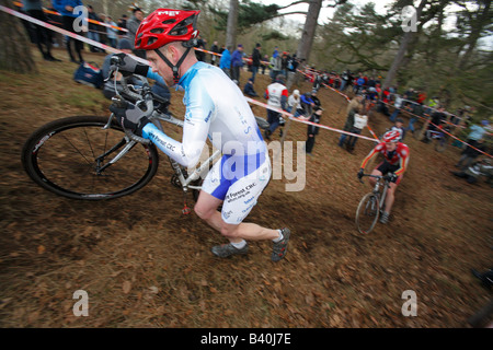 Racer läuft bergauf bei einem Querfeldein-Rennen im Winter Stockfoto