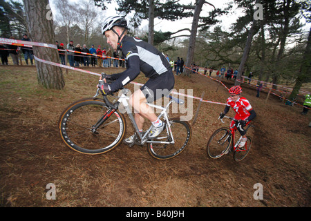 Roger Hammond führt Liam Killeen beim Sutton Park Cyclocross-Rennen. Stockfoto