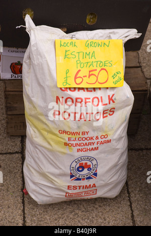 Lokal gewachsen Estima Kartoffeln (Norfolk) für den Verkauf außerhalb Uk Obst-und Gemüsehändler Stockfoto