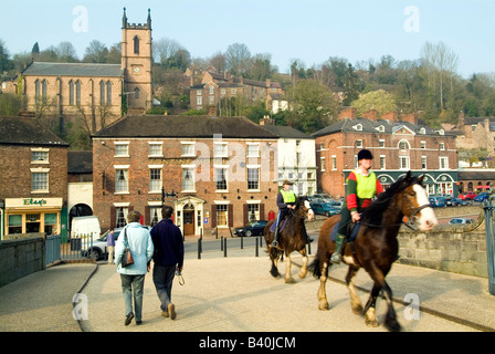 Pferde und Menschen auf Ironbridge Fluss Severn Telford Shropshire England GB Europa Stockfoto