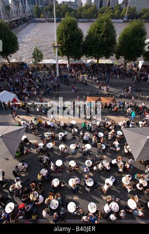 Menschen im Café-Bar auf der Terrasse des Royal Festival Hall Southbank London Vereinigtes Königreich Stockfoto