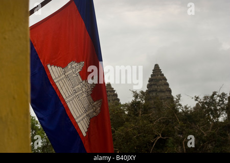 Kambodschanischen Nationalflagge vor Angkor Wat Stockfoto