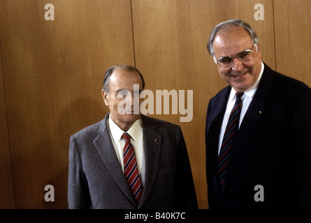 Kohl, Helmut, * 3.4.1930, deutscher Politiker (CDU), Bundeskanzler von Deutschland 1982 - 1998, halbe Länge, mit dem französischen Präsidenten Francois Mitterrand, Bonn, 21.10.1982, Stockfoto