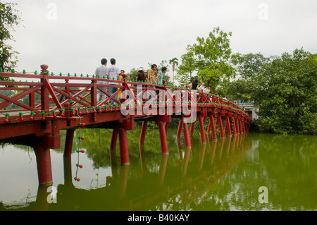 Rote Brücke am Hoan-Kiem-See in Hanoi, Vietnam Stockfoto