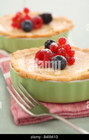 Zitrone Törtchen garniert mit frischen Beeren Stockfoto