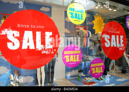 River Island Clothing Company Verkauf Fenster, Queen Street, Cardiff, Wales, Vereinigtes Königreich Stockfoto