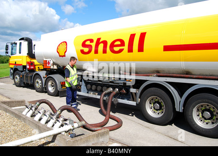 Shell Tanker füllen von Tanks mit Tankstelle, Cardiff, Wales, Vereinigtes Königreich Stockfoto