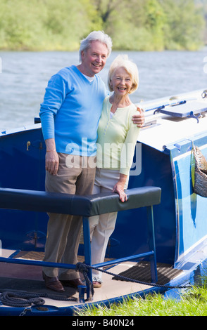 Paar im Freien auf einem Boot lächelnd Stockfoto