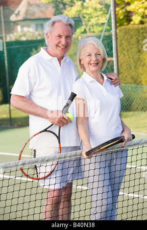 Paar mit dem Tennisspielen und lächelnd Stockfoto