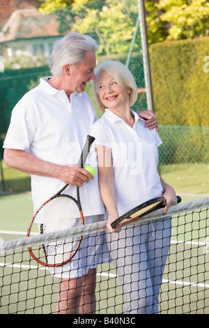 Paar mit dem Tennisspielen und lächelnd Stockfoto