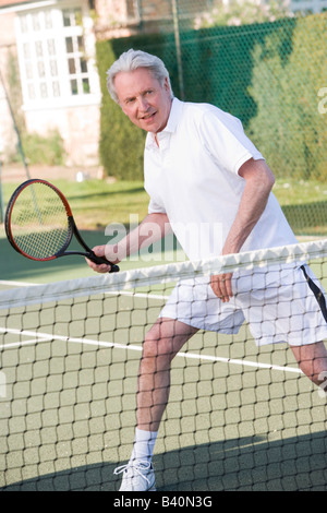 Mann, Tennis spielen und Lächeln Stockfoto