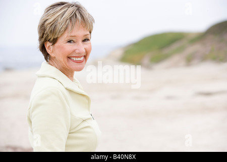 Frau am Strand lächelnd Stockfoto