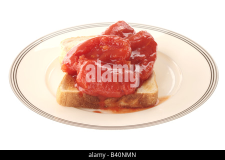 Gesundes Frühstück oder Essen gekochte Tomaten aus der Dose auf Toast Isoliert gegen einen weißen Hintergrund mit keine Menschen und einen Freistellungspfad Stockfoto