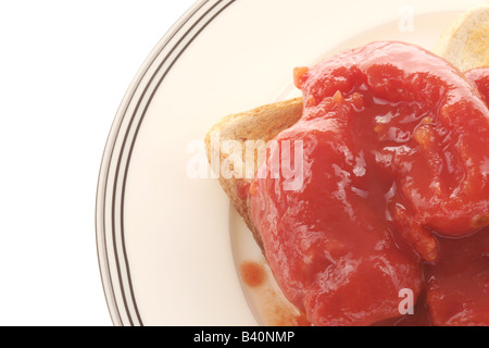 Gesundes Frühstück oder Essen gekochte Tomaten aus der Dose auf Toast Isoliert gegen einen weißen Hintergrund mit keine Menschen und einen Freistellungspfad Stockfoto