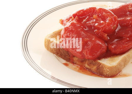 Gesundes Frühstück oder Essen gekochte Tomaten aus der Dose auf Toast Isoliert gegen einen weißen Hintergrund mit keine Menschen und einen Freistellungspfad Stockfoto