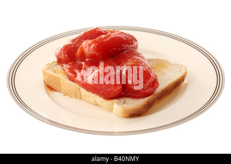 Gesundes Frühstück oder Essen gekochte Tomaten aus der Dose auf Toast Isoliert gegen einen weißen Hintergrund mit keine Menschen und einen Freistellungspfad Stockfoto