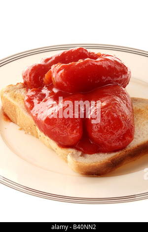 Gesundes Frühstück oder Essen gekochte Tomaten aus der Dose auf Toast Isoliert gegen einen weißen Hintergrund mit keine Menschen und einen Freistellungspfad Stockfoto