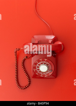 Rote retro Telefon auf rotem Grund Stockfoto