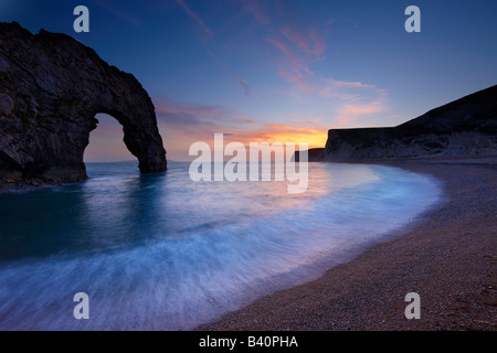 Durdle Door in der Abenddämmerung, Jurassic Coast (UNESCO-Weltkulturerbe), Dorset, England, UK Stockfoto