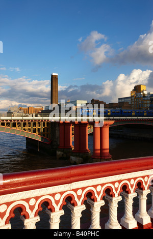 ein Zug überquert die Themse von der Blackfriars Bridge, mit Tate Modern Museum über London, England, UK Stockfoto