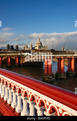 die Themse und die St. Pauls Kathedrale von Blackfriars Bridge, London, England, UK Stockfoto