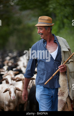 Santino, ein umbrischen Schäfer mit seiner Herde in der Nähe von Campi, Valnerina, Umbrien, Italien Stockfoto