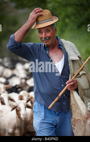 Santino, ein umbrischen Schäfer mit seiner Herde in der Nähe von Campi, Valnerina, Umbrien, Italien Stockfoto