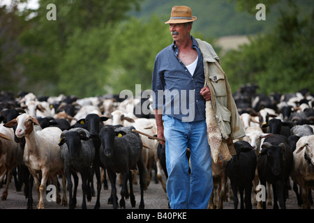 Santino, ein umbrischen Schäfer mit seiner Herde in der Nähe von Campi, Valnerina, Umbrien, Italien Stockfoto