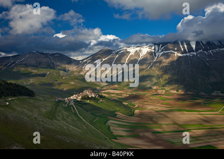 Das Dorf Castelluccio und dem Piano Grande mit den Bergen Monti Sibillini Nationalpark, Umbrien, Italien Stockfoto