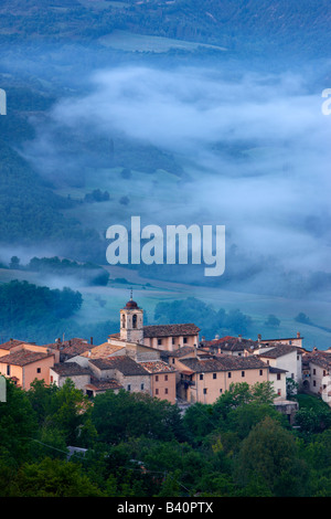 Das Dorf Castelvecchio mit Nebel liegen in der Valnerina bei Dämmerung, Umbrien, Italien Stockfoto