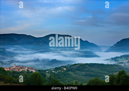 Das Dorf Castelvecchio mit Nebel liegen in der Valnerina bei Dämmerung, Umbrien, Italien Stockfoto