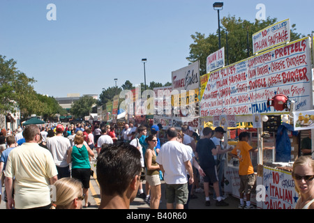 Menschenmassen genießen die Imbissstände auf der letzten schleudern 2008 in Naperville IL Stockfoto