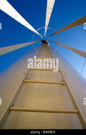 Vorbereitung auf eine Leiter an der Seite einer großen Chemikalientank hinunterklettern Arbeiter Stockfoto