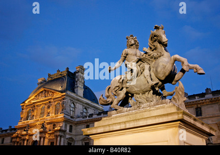 Statue von König Louis XIV im Innenhof des Louvre Paris Frankreich Stockfoto