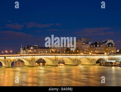 Pont Neuf in der Nacht Paris Frankreich Stockfoto