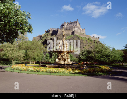 dh West Princes Street Gardens EDINBURGH CASTLE EDINBURGH schottischer Sommer Springbrunnen Statue Blumengärten Schloss Felsen Schottland Sonne Stockfoto