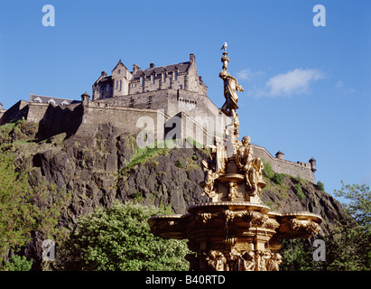 dh Princes Street Gardens EDINBURGH CASTLE EDINBURGH Brunnen Statue Castle Rock Zinnen Wände Schottland Stockfoto