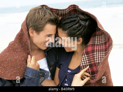 Junges Paar unter einer Picknickdecke Stockfoto